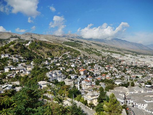 14. Typické domy ve městě Gjirokaster s břidlicovou střechou. Město je zapsáno na seznamu UNESCO
